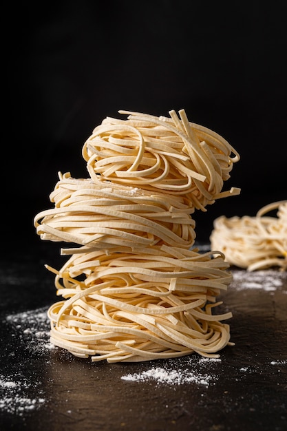 Vista cercana del concepto de fideos crudos