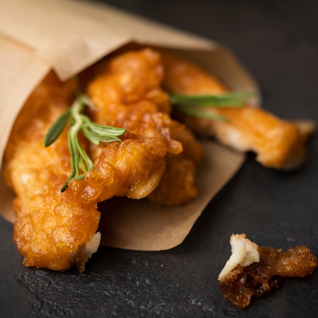 Vista cercana del concepto de pescado y patatas fritas