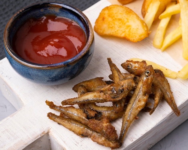 Vista cercana del concepto de pescado y patatas fritas