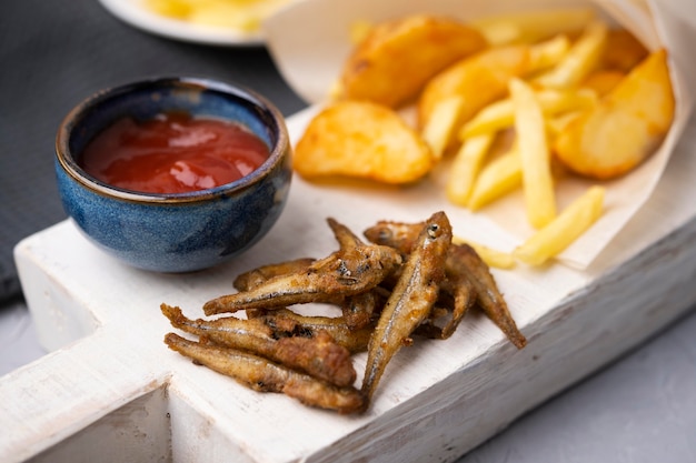 Foto gratuita vista cercana de la deliciosa comida de pescado y patatas fritas