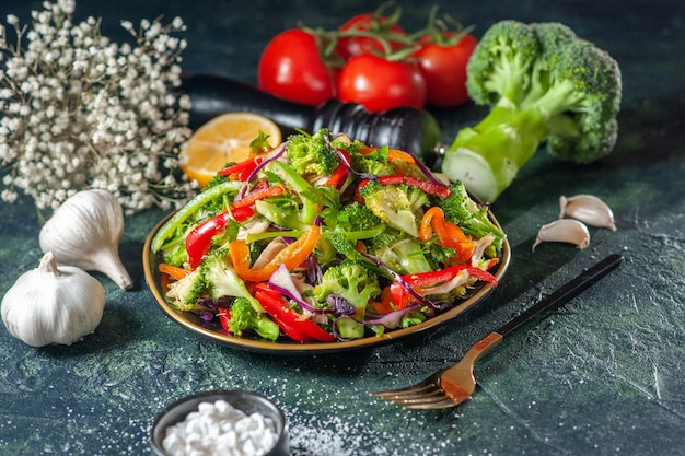 Vista cercana de deliciosa ensalada vegana con ingredientes frescos en un plato