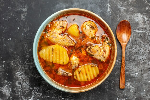 Vista cercana de deliciosa sopa con pollo y otros ingredientes