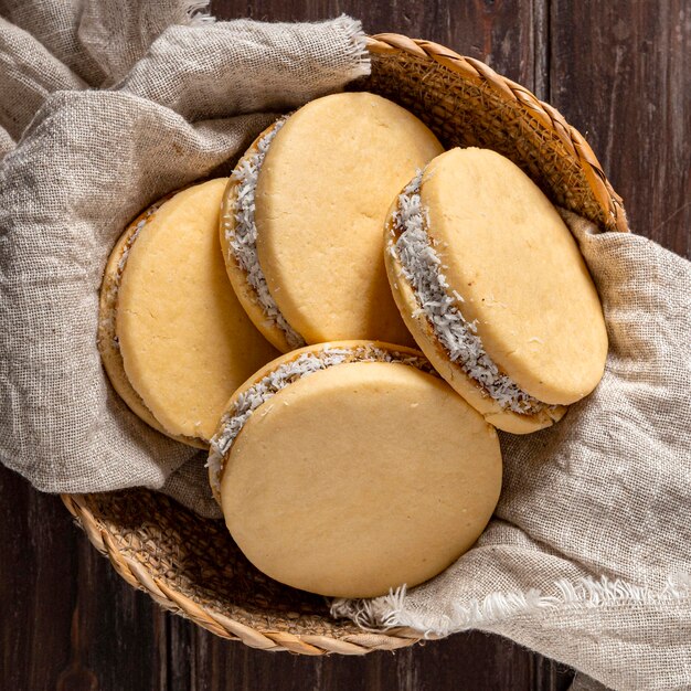 Vista cercana de deliciosas galletas alfajores