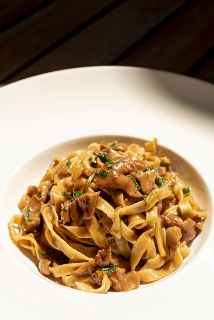 Vista cercana de deliciosas pastas en mesa de madera