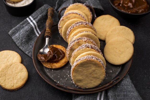 Vista cercana del delicioso arreglo de alfajores