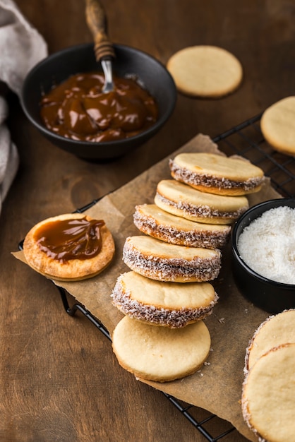 Foto gratuita vista cercana del delicioso arreglo de alfajores