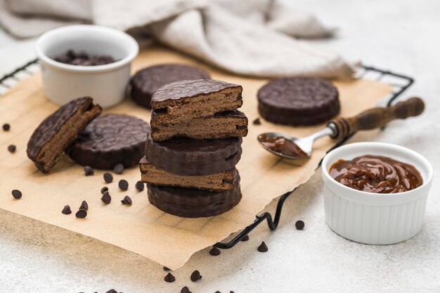 Vista cercana del delicioso arreglo de alfajores