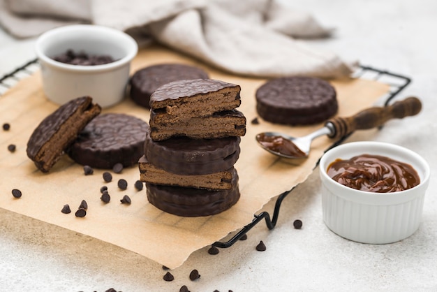 Vista cercana del delicioso arreglo de alfajores