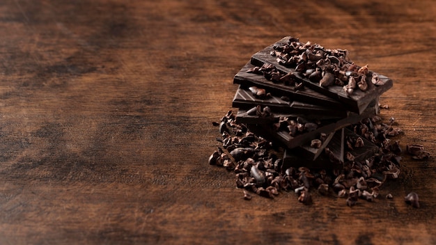 Foto gratuita vista cercana de delicioso chocolate en mesa de madera