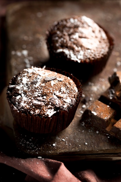 Vista cercana de delicioso muffin de chocolate