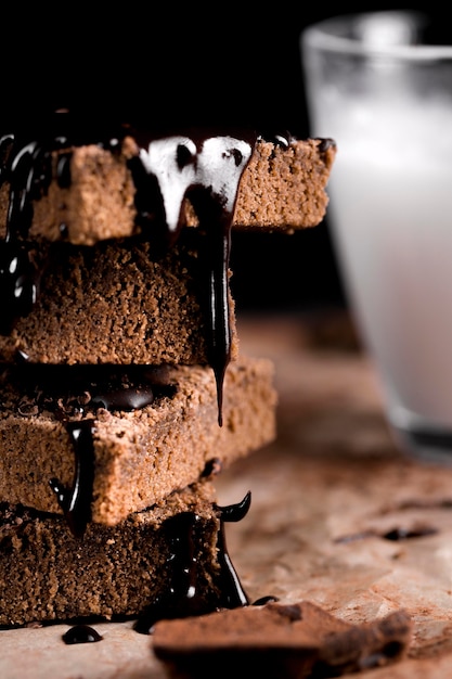 Foto gratuita vista cercana de delicioso pastel de chocolate