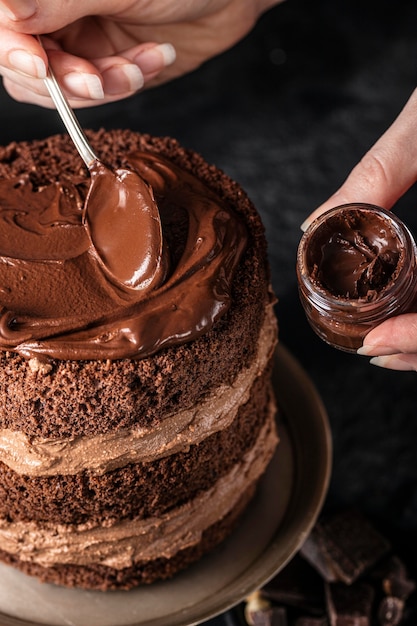 Vista cercana del delicioso pastel de chocolate