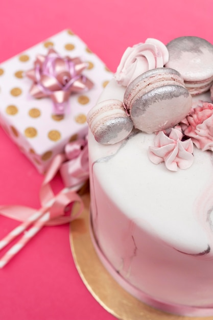 Vista cercana del delicioso pastel de cumpleaños