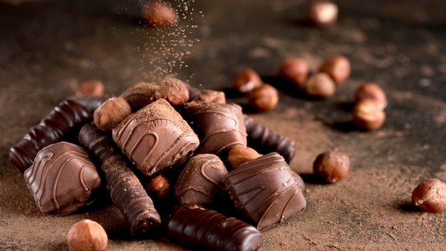 Vista cercana del delicioso surtido de chocolate