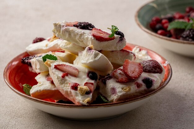 Vista cercana de delicioso yogur de frutas congeladas