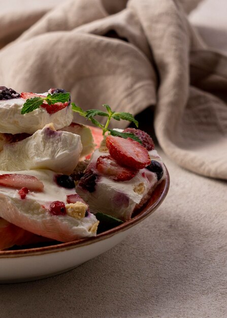 Vista cercana de delicioso yogur de frutas congeladas