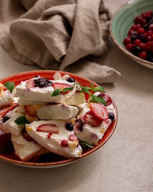 Vista cercana de delicioso yogur de frutas congeladas