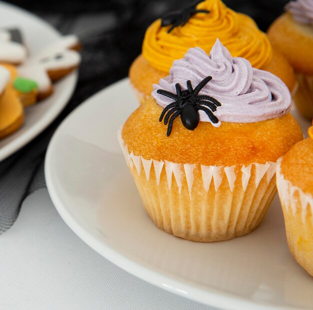 Vista cercana de deliciosos cupcakes de halloween