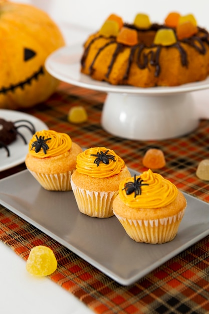 Foto gratuita vista cercana de deliciosos cupcakes de halloween