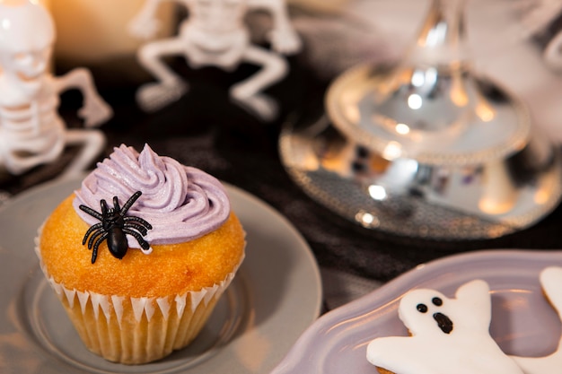 Vista cercana de deliciosos cupcakes de halloween