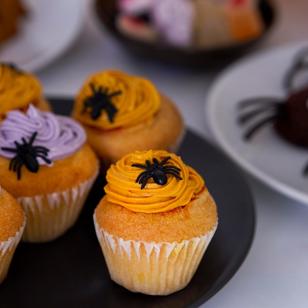 Vista cercana de deliciosos cupcakes de halloween