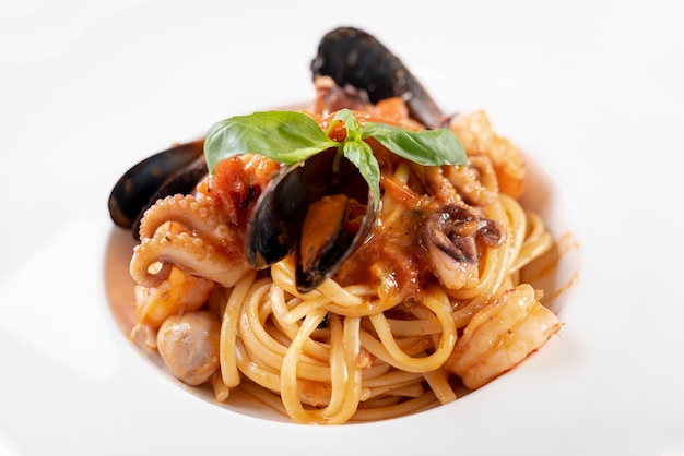 Vista cercana de deliciosos espaguetis con mariscos
