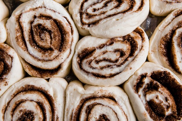 Vista cercana de deliciosos rollos de canela