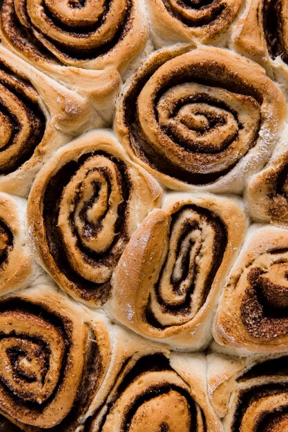 Vista cercana de deliciosos rollos de canela