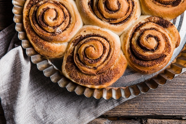 Foto gratuita vista cercana de deliciosos rollos de canela