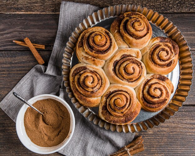 Vista cercana de deliciosos rollos de canela