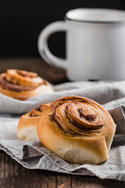 Vista cercana de deliciosos rollos de canela