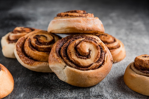 Foto gratuita vista cercana de deliciosos rollos de canela