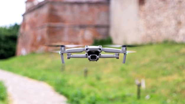 Vista cercana de un dron volador