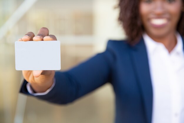 Vista cercana de empresaria con tarjeta en blanco