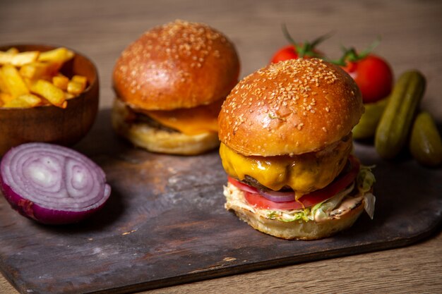 Vista cercana frontal sabrosas hamburguesas cursi con papas fritas