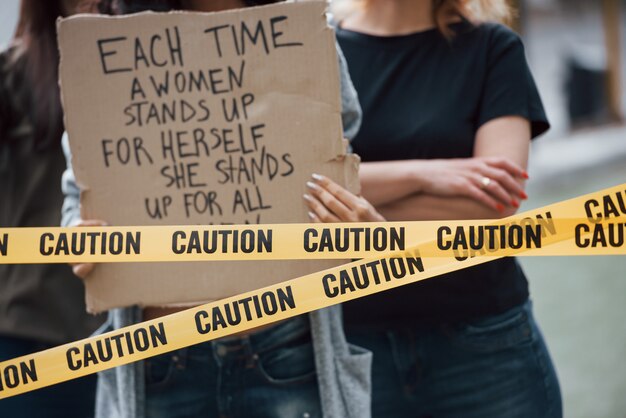 Vista cercana. Grupo de mujeres feministas al aire libre protesta por sus derechos