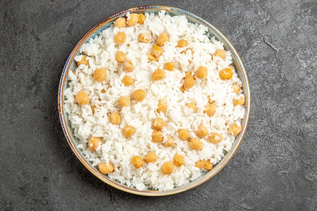 Vista cercana de guisantes y arroz fáciles de preparar para la cena en la oscuridad