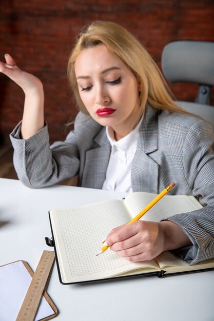 Vista cercana ingeniera sentada detrás de su lugar de trabajo