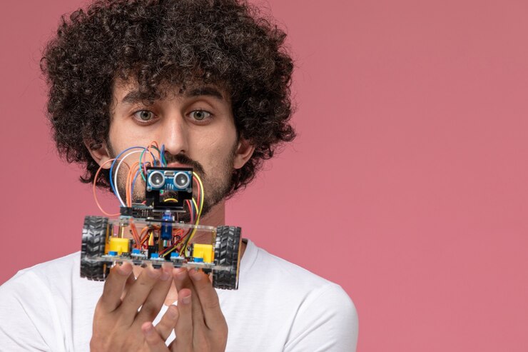 Foto gratuito vista cercana joven mirando cuidadosamente la innovación del robot