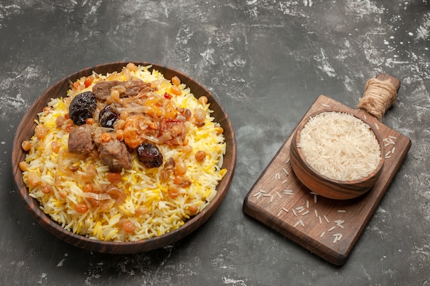 Foto gratuita vista cercana lateral especias tazón de arroz en la tabla de cortar pilaf en la tabla de cortar