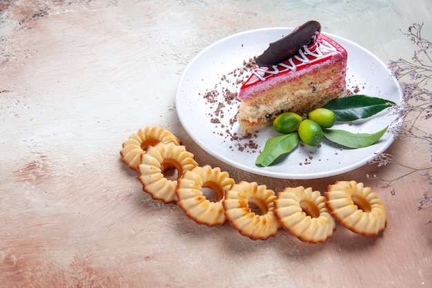 Foto gratuita vista cercana lateral de un pastel de seis galletas junto al plato de un apetitoso pastel