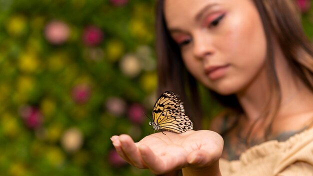 Vista cercana de la mariposa en la mano