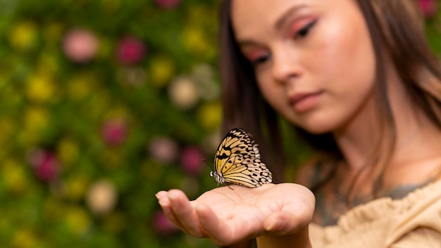 Vista cercana de la mariposa en la mano