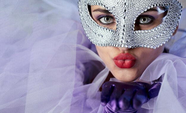 Vista cercana de la misteriosa mujer con máscara de carnaval