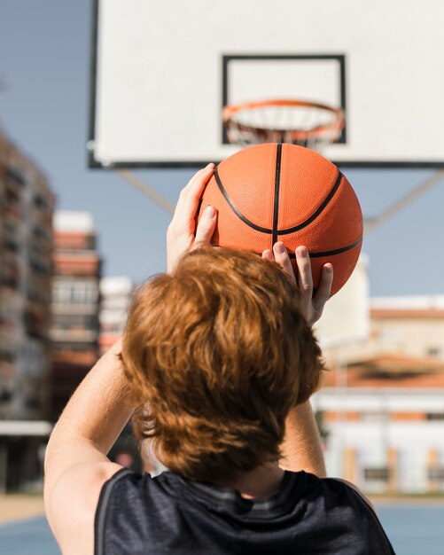 Vista cercana de niño jugando baloncesto