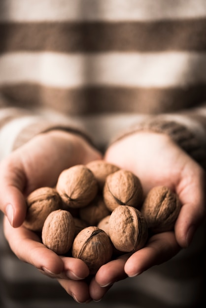 Foto gratuita vista cercana de nueces en manos