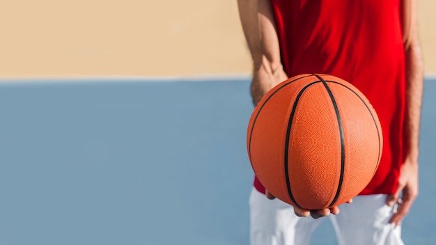 Vista cercana de pelota de baloncesto con espacio de copia