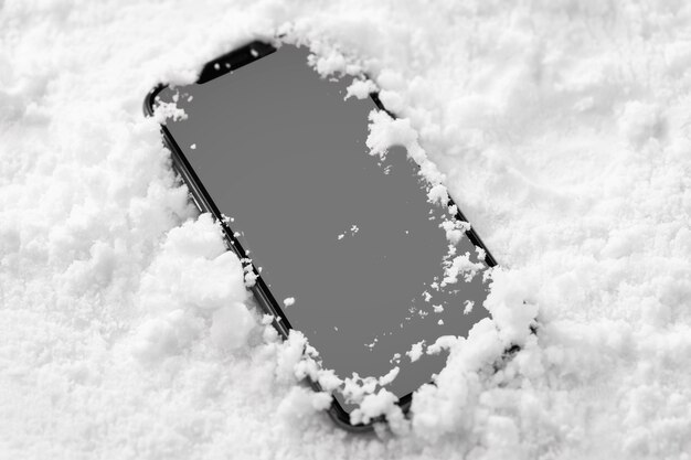 Vista cercana del smartphone en la nieve