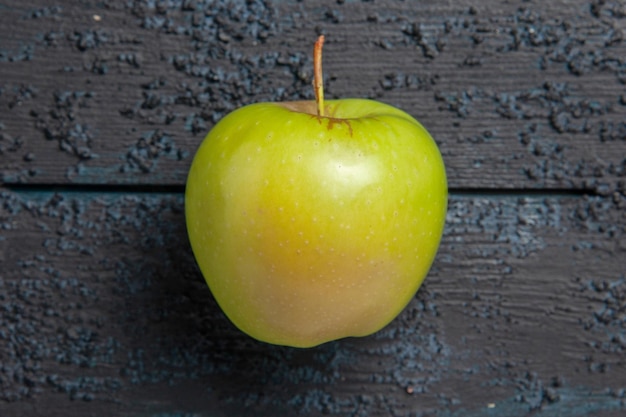 Foto gratuita vista cercana superior manzana verde apetitosa manzana verde en la mesa de madera oscura