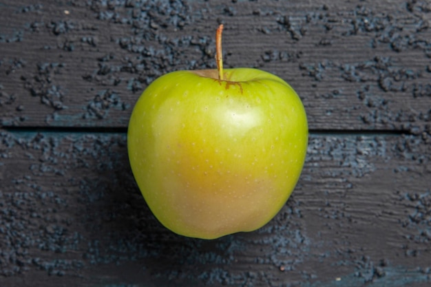 Vista cercana superior manzana verde apetitosa manzana verde en la mesa de madera oscura